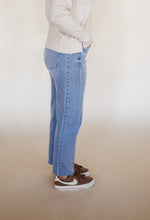 Load image into Gallery viewer, The Chelsea Barrel Jeans
