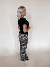 Load image into Gallery viewer, Ribbed Basic Tee in Black
